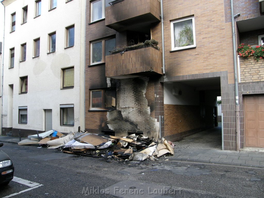 Sperrmuell Brand mit Uebergriff der Flammen auf Wohnhaus 19.JPG
